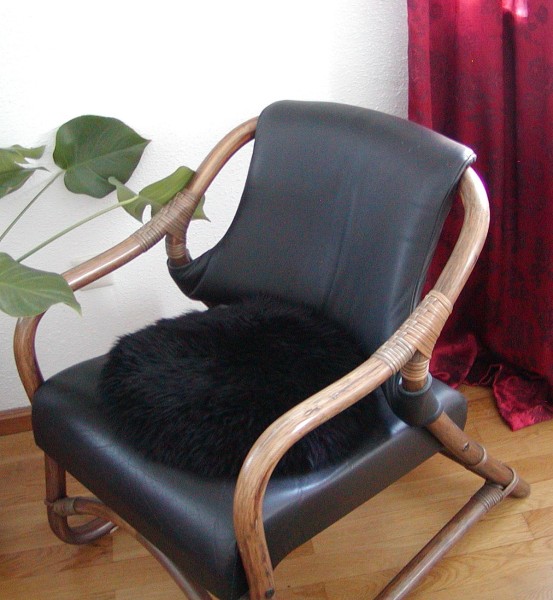 runde Sitzauflage aus australischen Lammfellen, Fellkissen rund schwarz, Ø ca. 45 cm, waschbar, Haarlänge ca. 70 mm