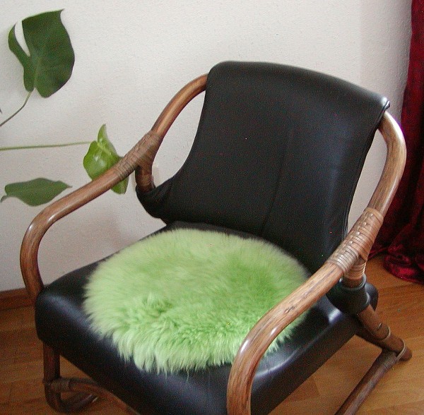 runde Sitzauflage aus australischen Lammfellen, Fellkissen apfelgrün, Ø ca. 45 cm, waschbar, Haarlänge ca. 70 mm
