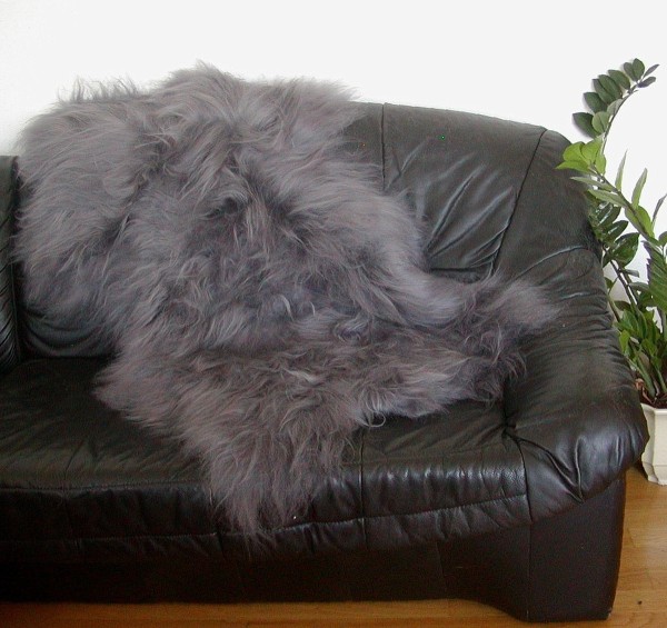 langhaariges dekoratives Nordlandschnuckenfell grau gefärbt, seidiges Wollvlies, ca. 115x75 cm, Haarlänge ca. 15 cm