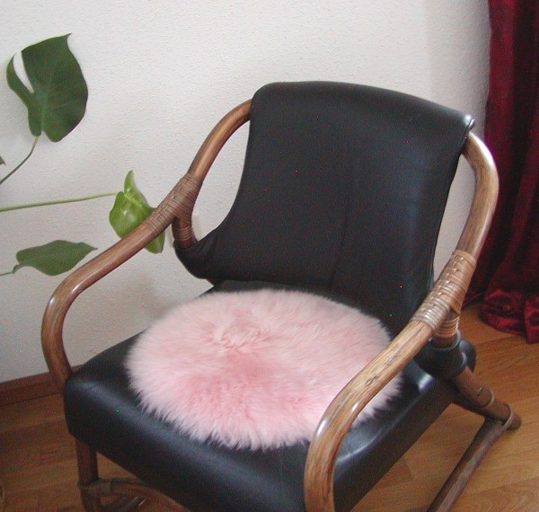runde Sitzauflage aus australischen Lammfellen, Fellkissen rosa, Ø ca. 45 cm, waschbar, Haarlänge ca. 70 mm