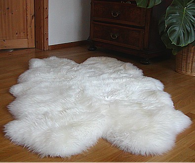 Lammfellteppiche weiß, ca. 1,30 m lang, 90-100 cm breit, ökologische Gerbung mit Alaun, pflanzlich gebleicht