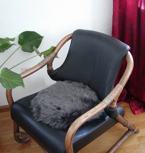runde Sitzauflage aus australischen Lammfellen, Fellkissen rund anthrazit, Ø ca. 45 cm, waschbar, Haarlänge ca. 70 mm