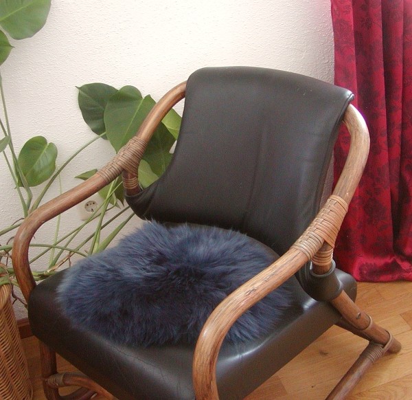 runde Sitzauflage aus australischen Lammfellen, Fellkissen indigo, Ø ca. 45 cm, waschbar, Haarlänge ca. 70 mm