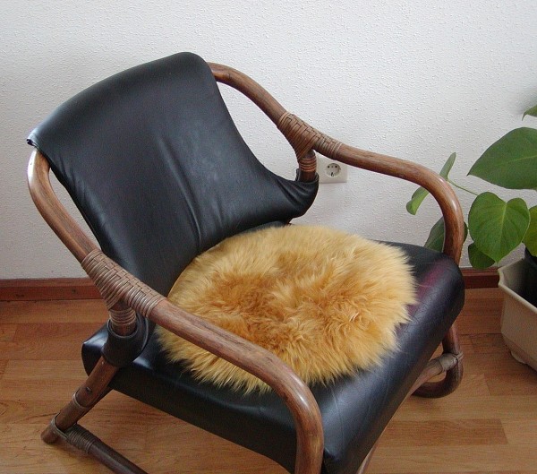 runde Sitzauflage aus australischen Lammfellen, Fellkissen ocker, Ø ca. 45 cm, waschbar, Haarlänge ca. 70 mm