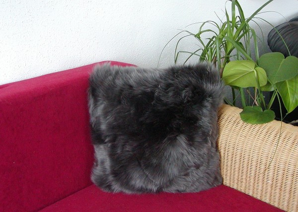 kuscheliges Lammfell Fellkissen anthrazit, quadratisch ca. 40x40 cm, Haarlänge ca. 50 mm, komplett mit Inlet, Dekokissen, Sofakissen