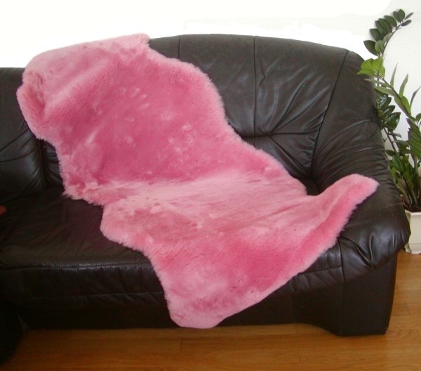 australische Doppel Lammfelle aus 1,5 Fellen rosa gefärbt geschoren, voll waschbar, ca. 160 cm