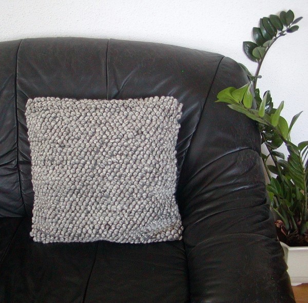 gemütliche handgewebte Kissenhüllen Schlingenoptik grau, mit 70% Wolle, ca. 45x45 cm