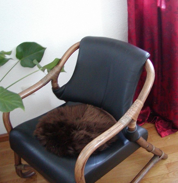 runde Sitzauflage aus australischen Lammfellen, Fellkissen braun, Ø ca. 45 cm, waschbar, Haarlänge ca. 70 mm